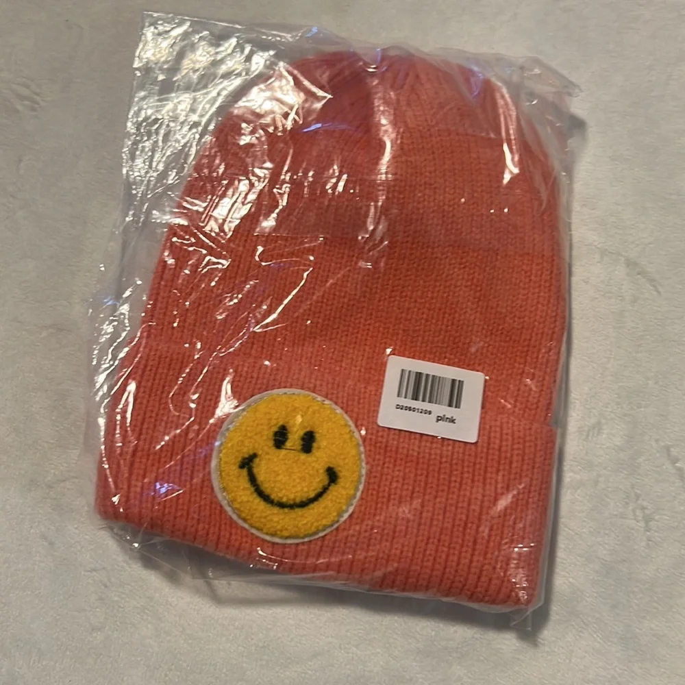 NWT Ribbed Smiley Face Beanie in pink - Picture 3 of 3